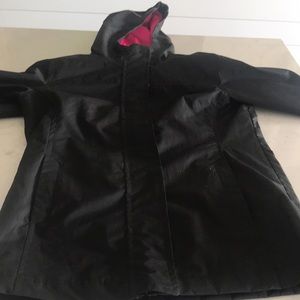 Wind breaker with water resistant fabric